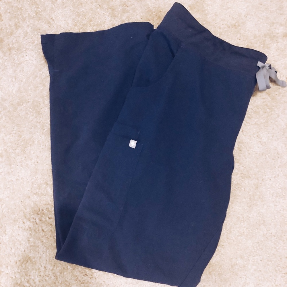 Women’s Figs Cargo Scrub Pant (navy blue)
